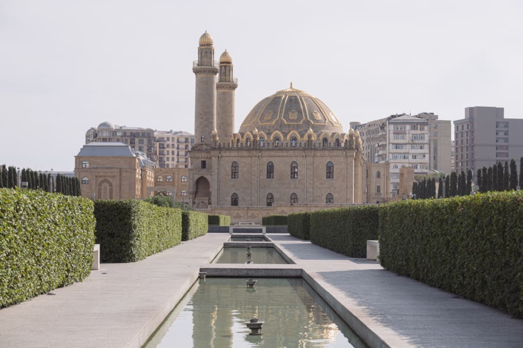 Teze Pir Mosque in Baku and surrounding garden